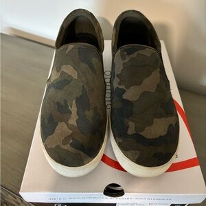 Blondo Camoflage Suede Slip on Sneaker - Waterproof size 9 M women’s